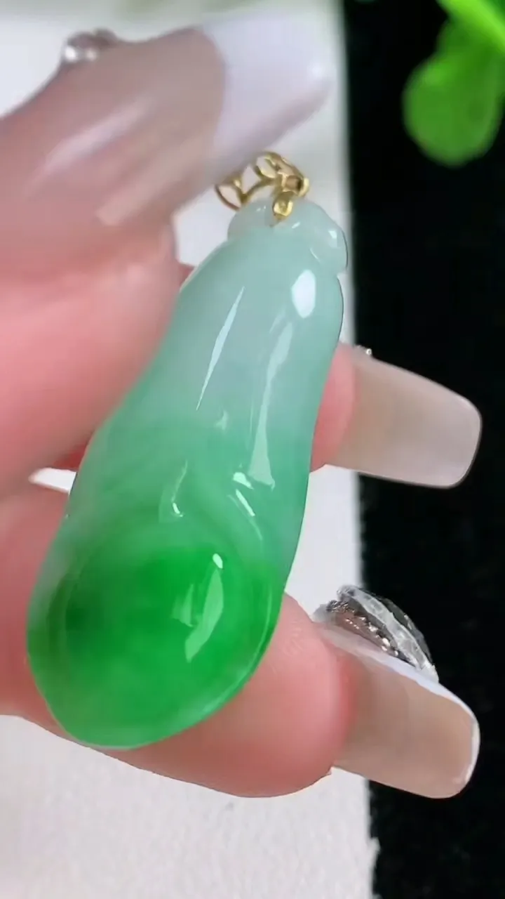 天然A货翡翠玉兰花吊坠，尺寸36-14.7-8.4，重量:7.25g
1月1日