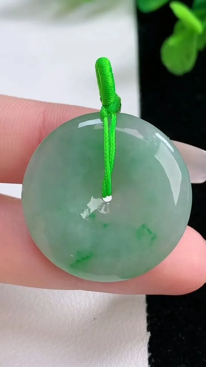 天然A货翡翠平安扣吊坠，尺寸29-5.1，重量:9.31g
1月1日