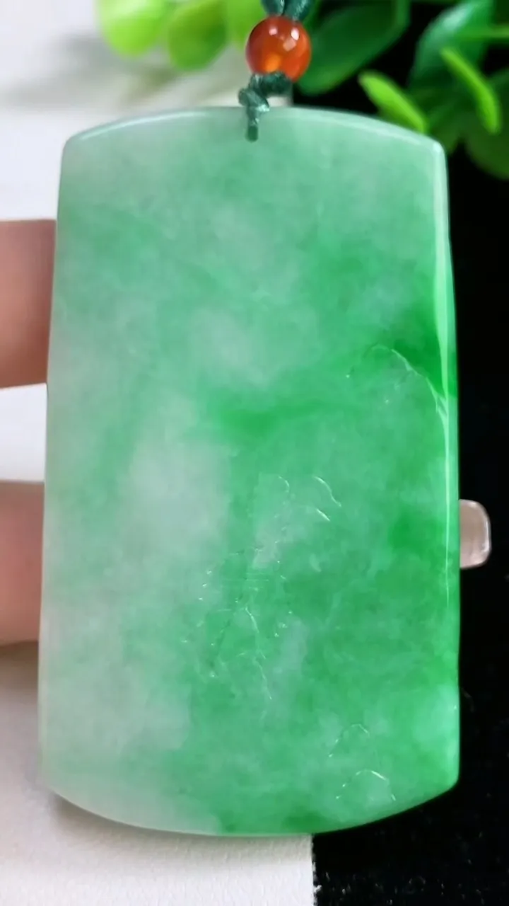 天然A货翡翠山水牌吊坠，尺寸66-38.2-4.2，重量:32.33g
1月1日