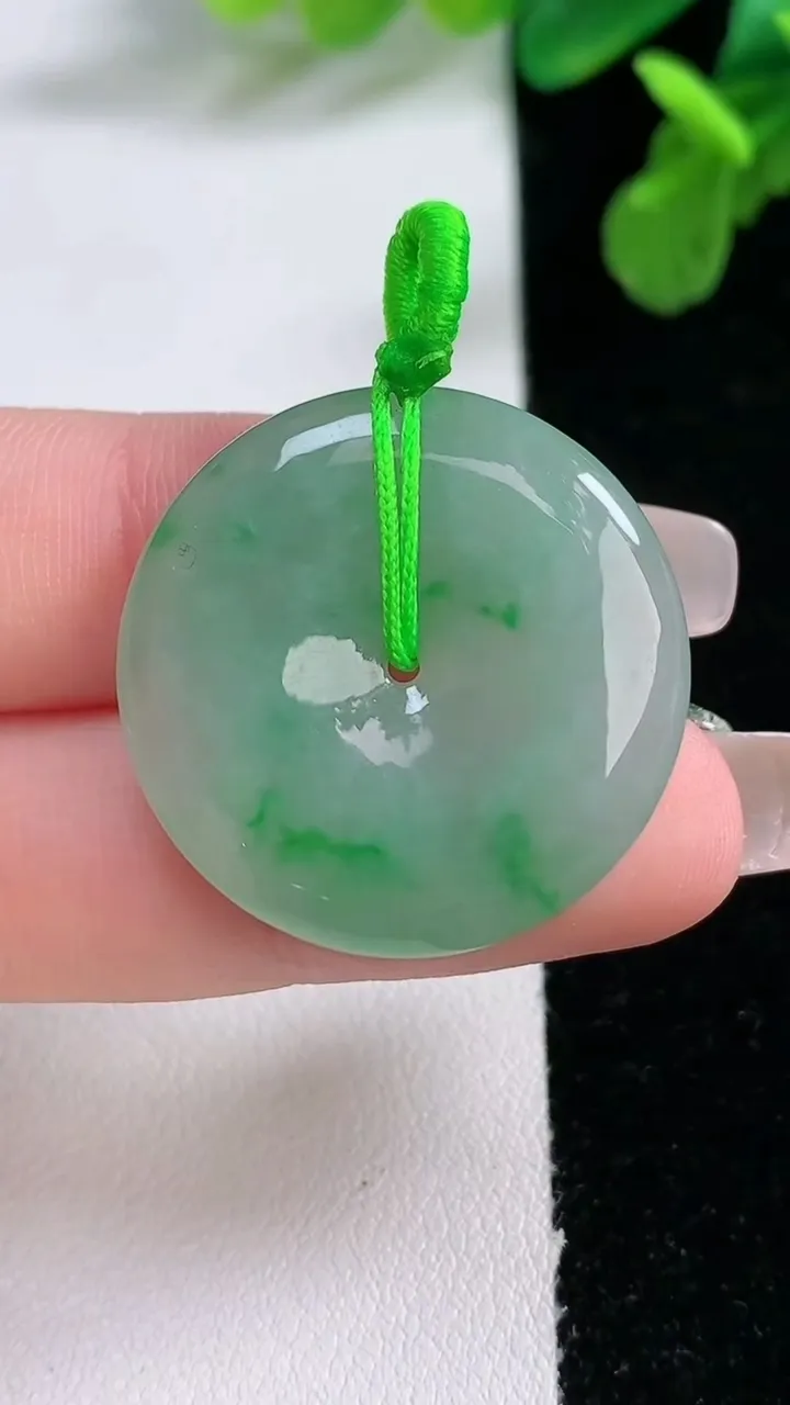 天然A货翡翠平安扣吊坠，尺寸27.3-5，重量:8.23g
1月1日