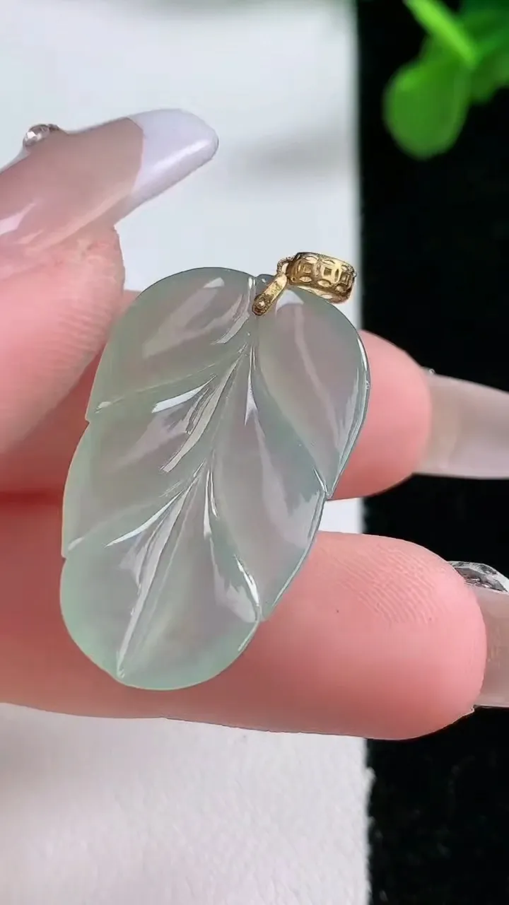 天然A货翡翠金枝玉叶 叶子吊坠，尺寸29.5-18.5-4，重:4.10g
1月1日