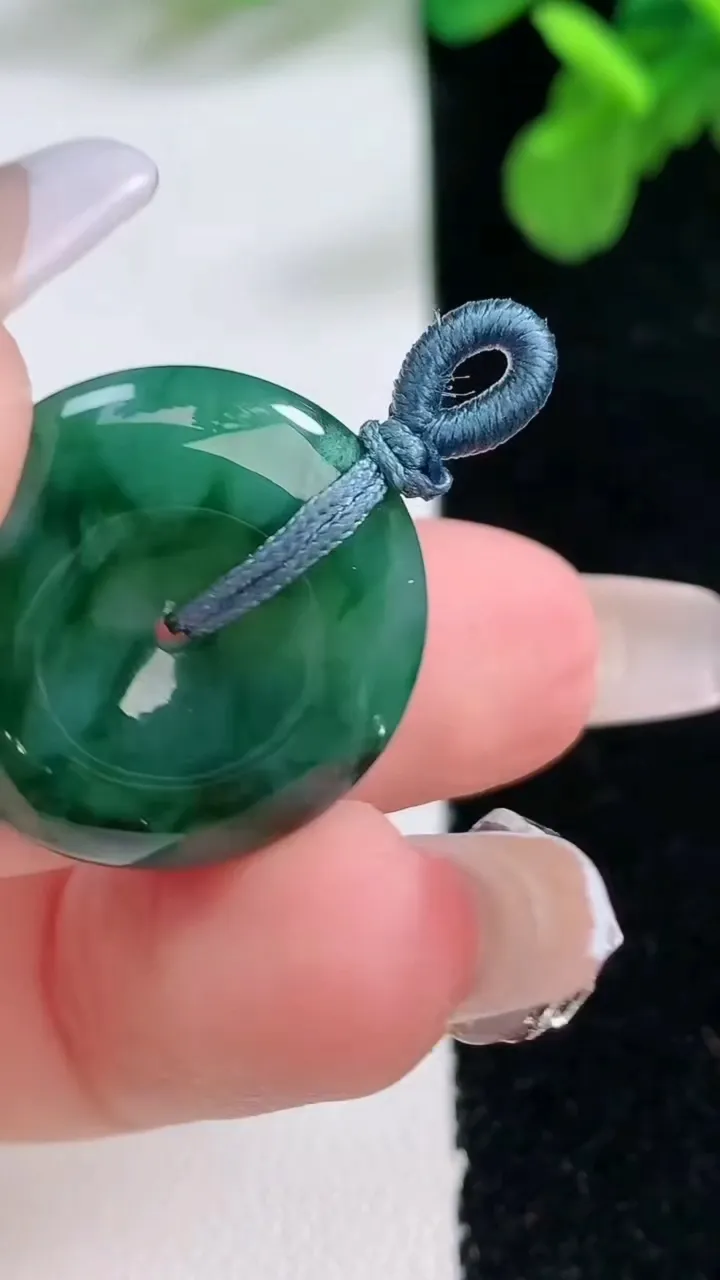 天然A货翡翠平安扣吊坠，尺寸21.9-5，重量:5.03g
1月1日