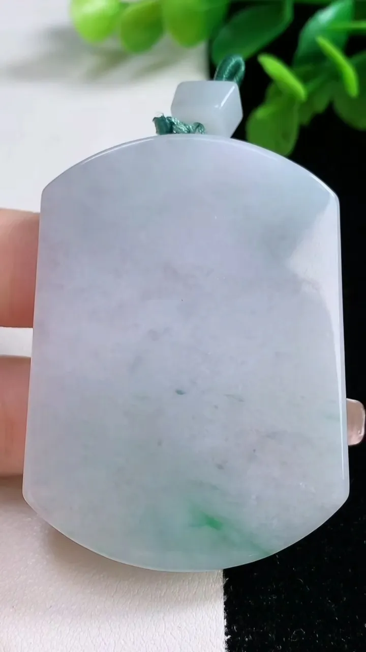 天然A货翡翠无事牌吊坠，尺寸55.2-40.7-6，重量:40.65g
1月1日