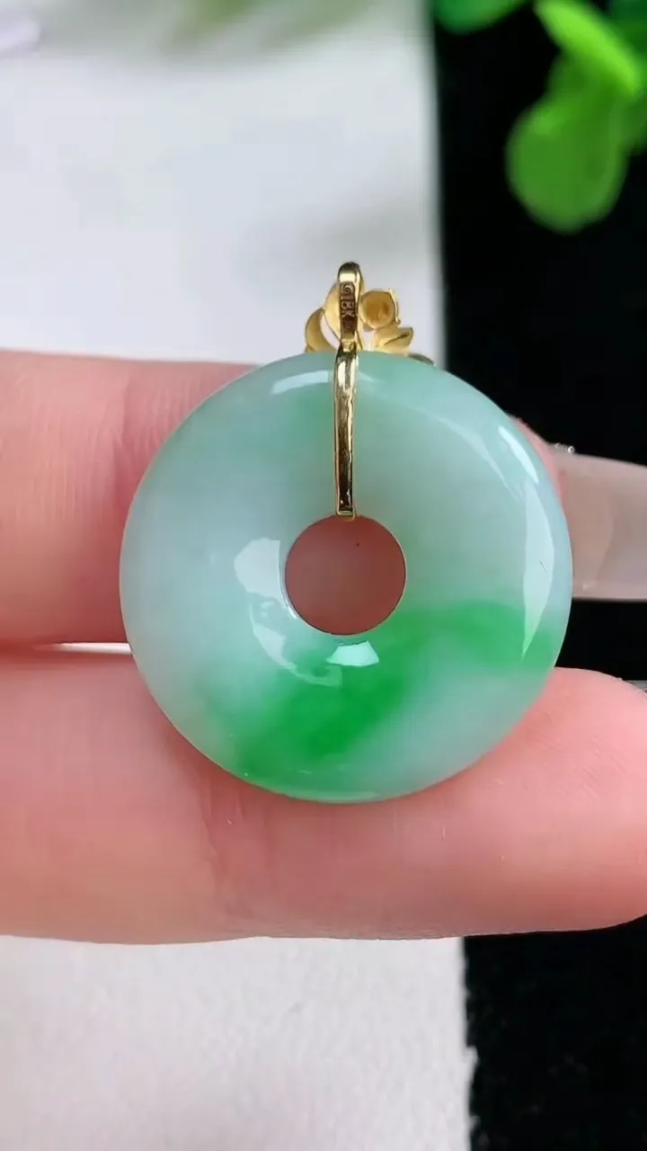 天然A货翡翠平安环吊坠，尺寸22.2-3.7，重量:4.07g
1月1日