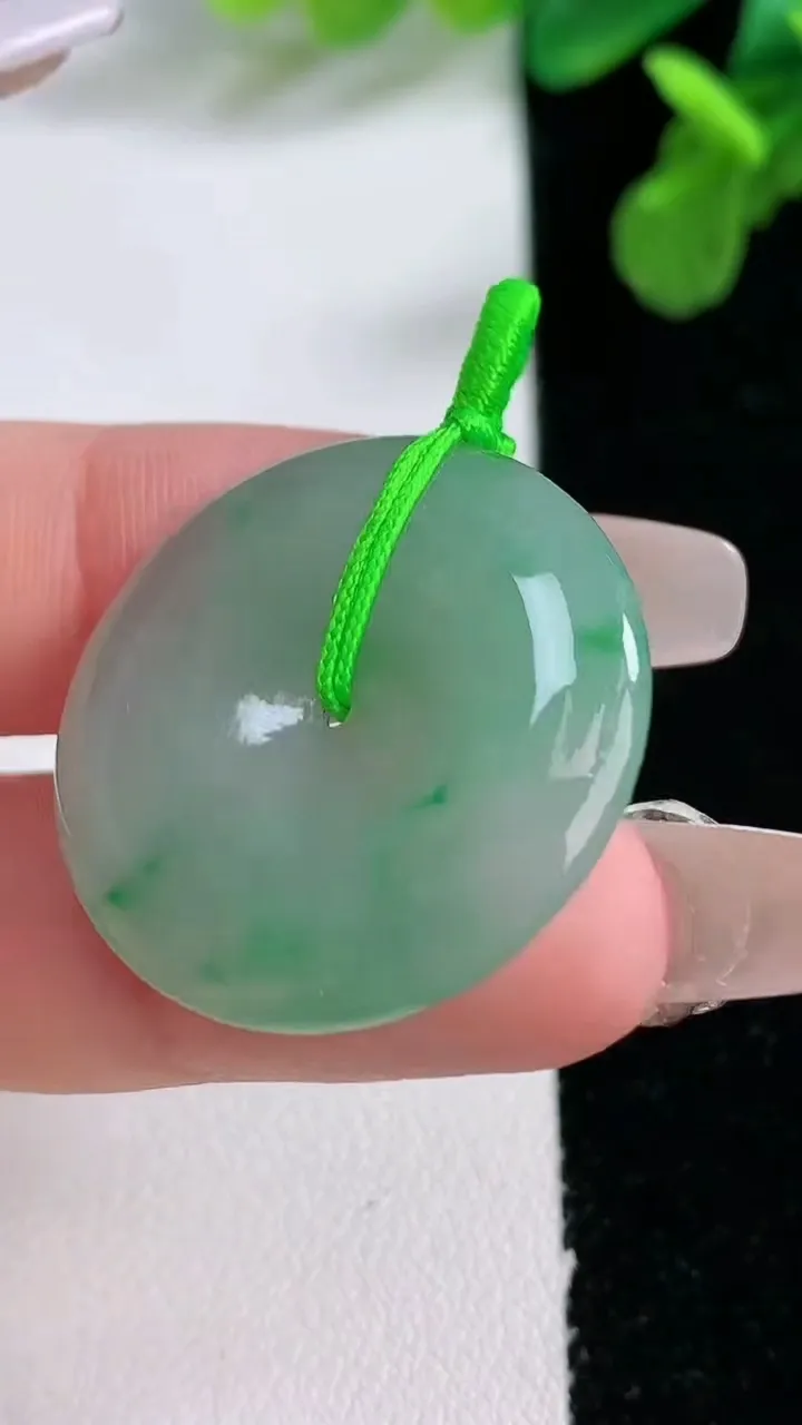 天然A货翡翠平安扣吊坠，尺寸27.3-5，重量:8.23g
1月1日