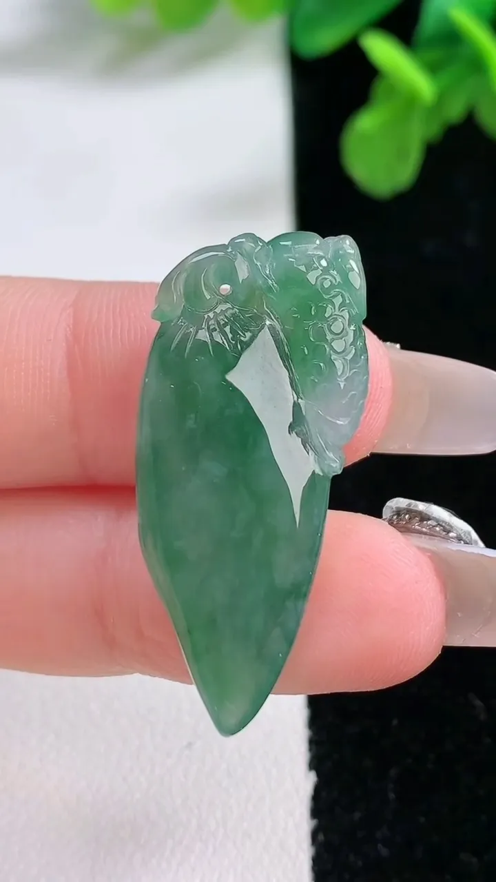 天然A货翡翠福瓜吊坠，尺寸34-14.5-5.4，重量:4.65g
1月1日