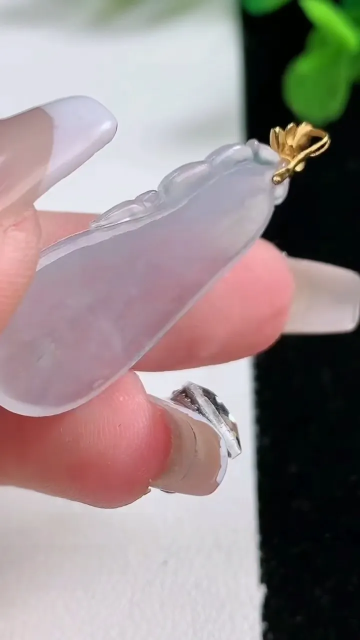 天然A货翡翠种白冰福瓜吊坠，尺寸32.8-15.6-4，重量:4.02g
1月1日