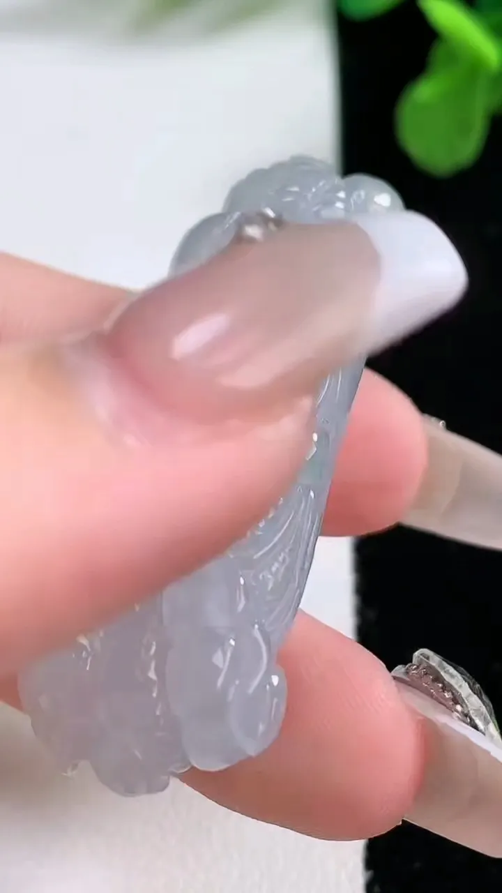 天然A货翡翠白菜吊坠，尺寸44.7-20.2-11.3，重量:18.85g
1月1日