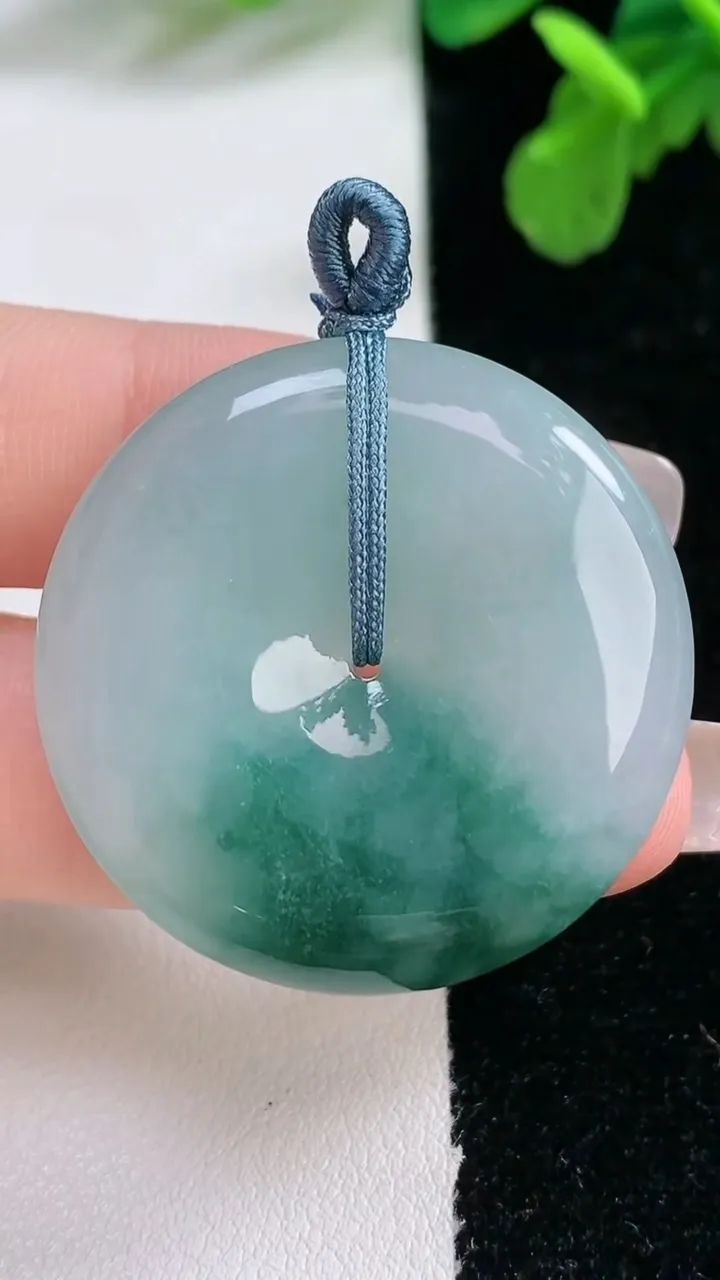 天然A货翡翠冰种飘花平安扣吊坠，尺寸34.2-5.6，重量:14.86g
1月1日