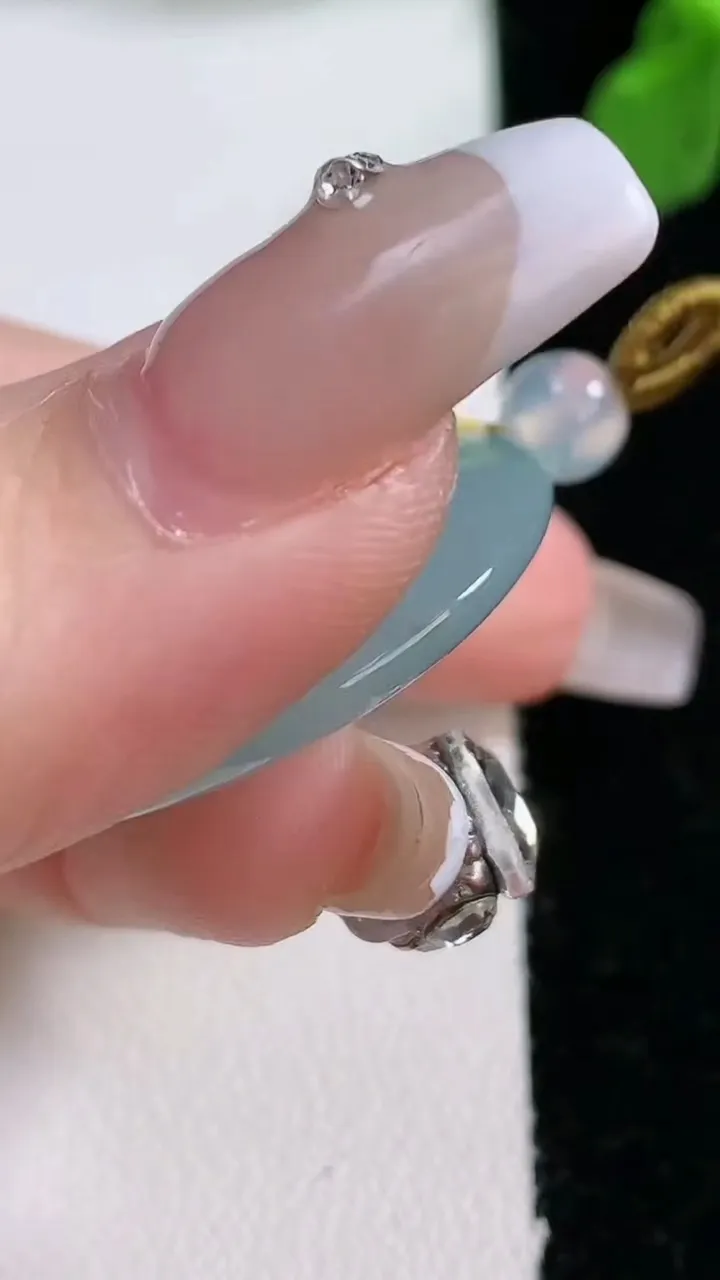 天然A货翡翠冰种飘花平安扣吊坠，尺寸30.8-5.6，重量:11.49g
1月1日