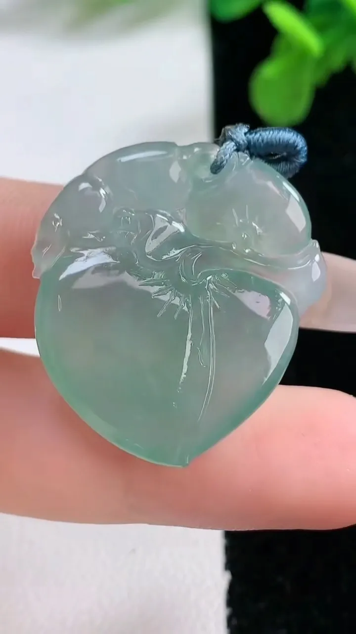 天然A货翡翠寿桃吊坠，尺寸29-36.6-5.8，重量:7.21g
1月1日
