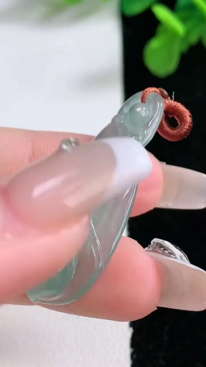 天然A货翡翠玉兰花吊坠，尺寸38-18-5，重量:5.04g
1月1日