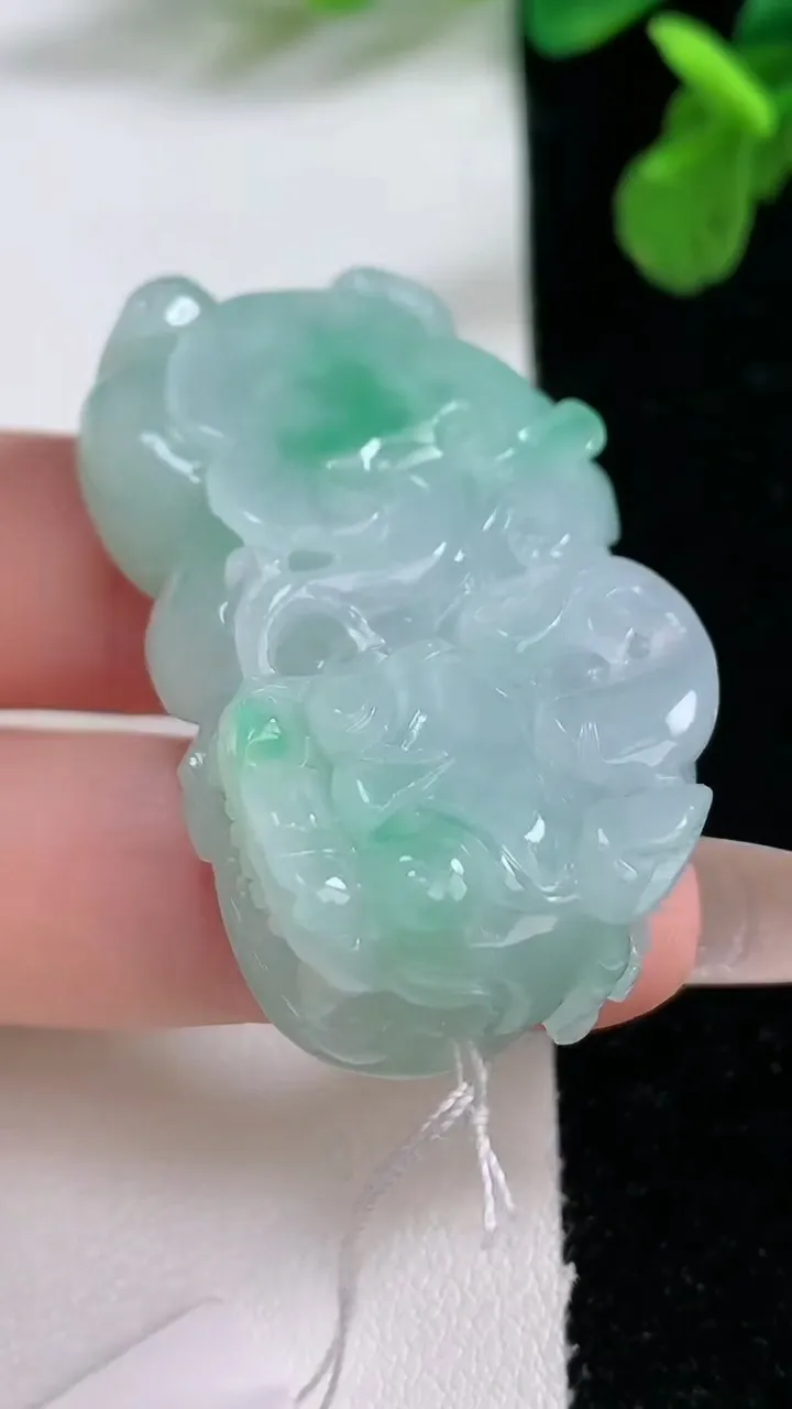 天然A货翡翠霸王貔貅吊坠，尺寸45.3-24.4-12，重量:33.48g
1月1日