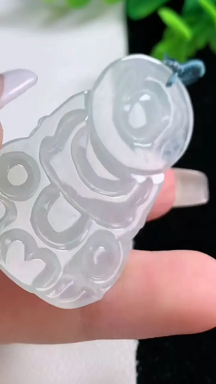 天然A货翡翠观音菩萨吊坠，尺寸46.4-28-4，重量:10.45g
1月1日