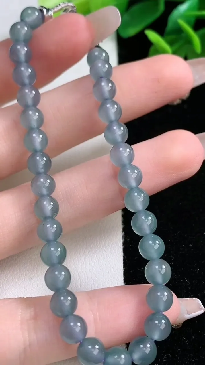 天然A货翡翠种蓝水圆珠手串31颗，尺寸5.8，重量:12.38g1月1日
工厂直销收藏佳品,种好水足，色泽均匀，有种有色，上手高大气！