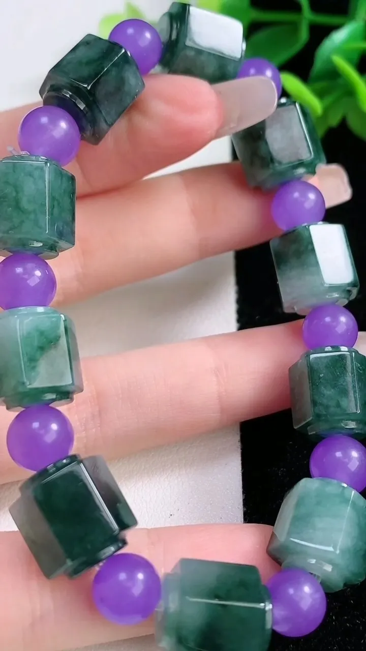 天然A货翡翠飘花路路通手串10颗，尺寸12-11，重量:44.85g1月1日
工厂直销收藏佳品,种好水足，色泽均匀，有种有色，上手高大气！