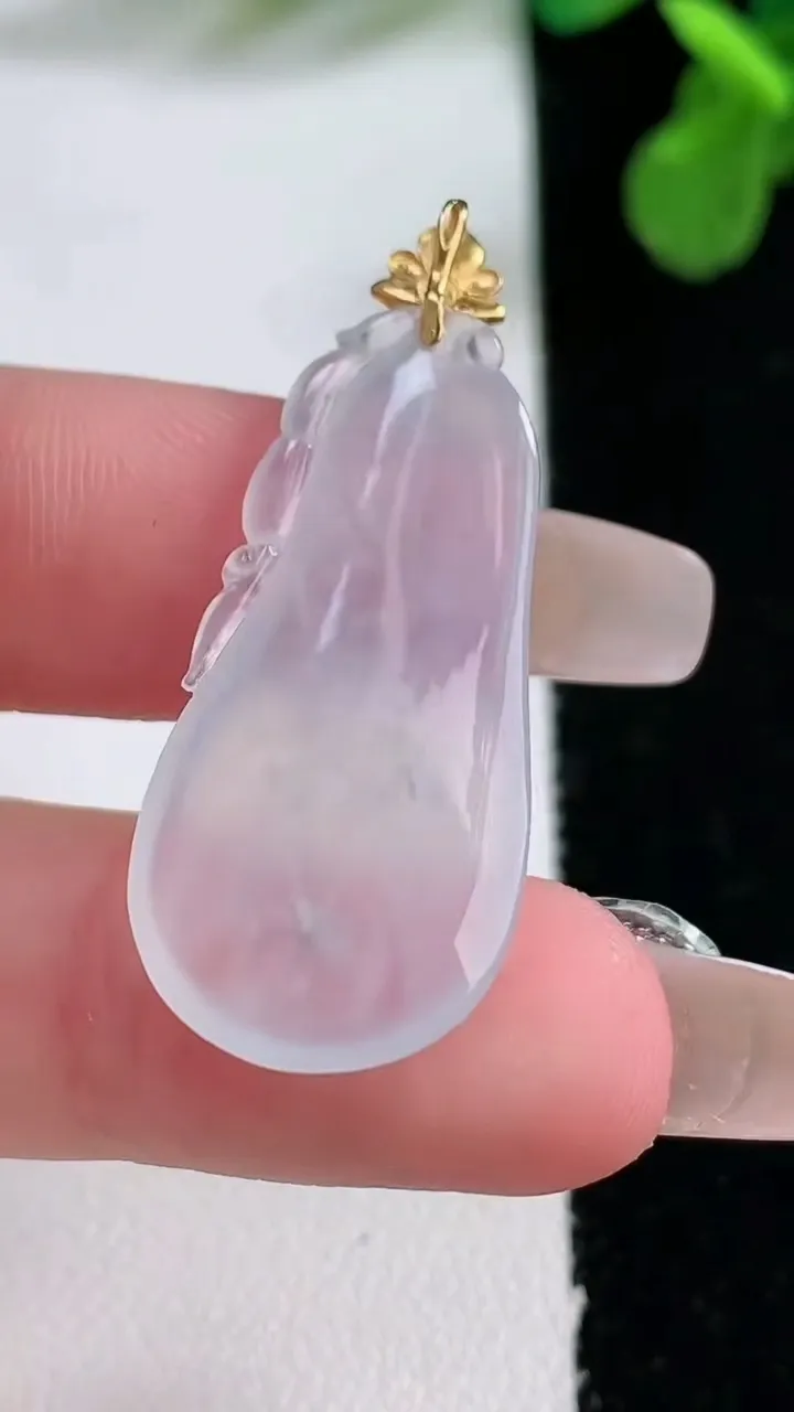 天然A货翡翠种白冰福瓜吊坠，尺寸32.8-15.6-4，重量:4.02g
1月1日