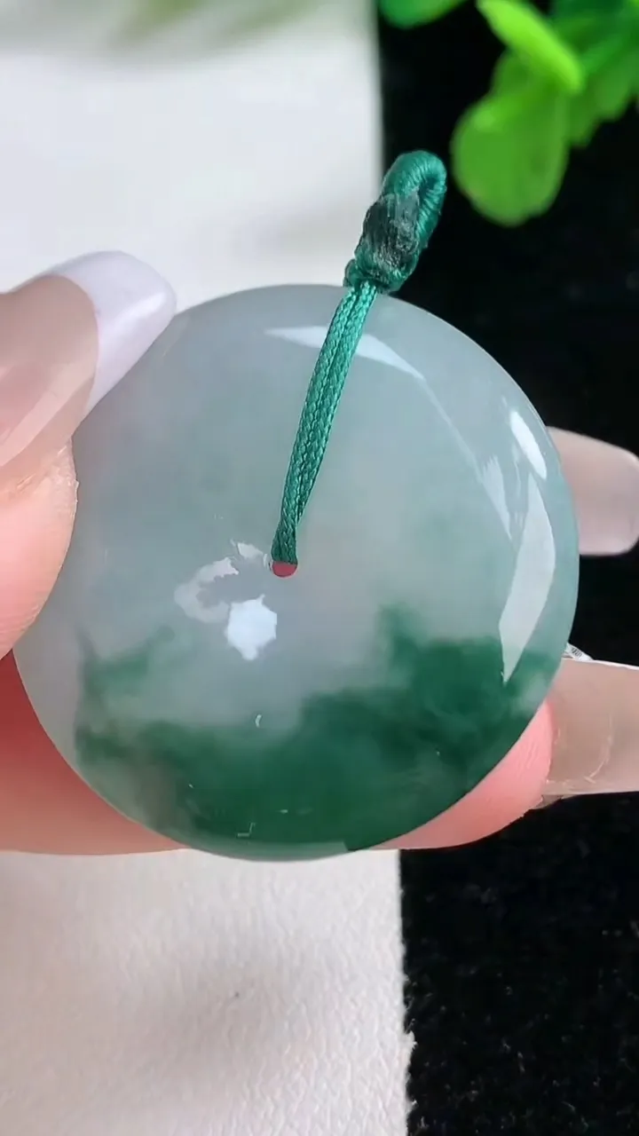 天然A货翡翠冰种飘花平安扣吊坠，尺寸31.6-5.7，重量:12.51g
1月1日