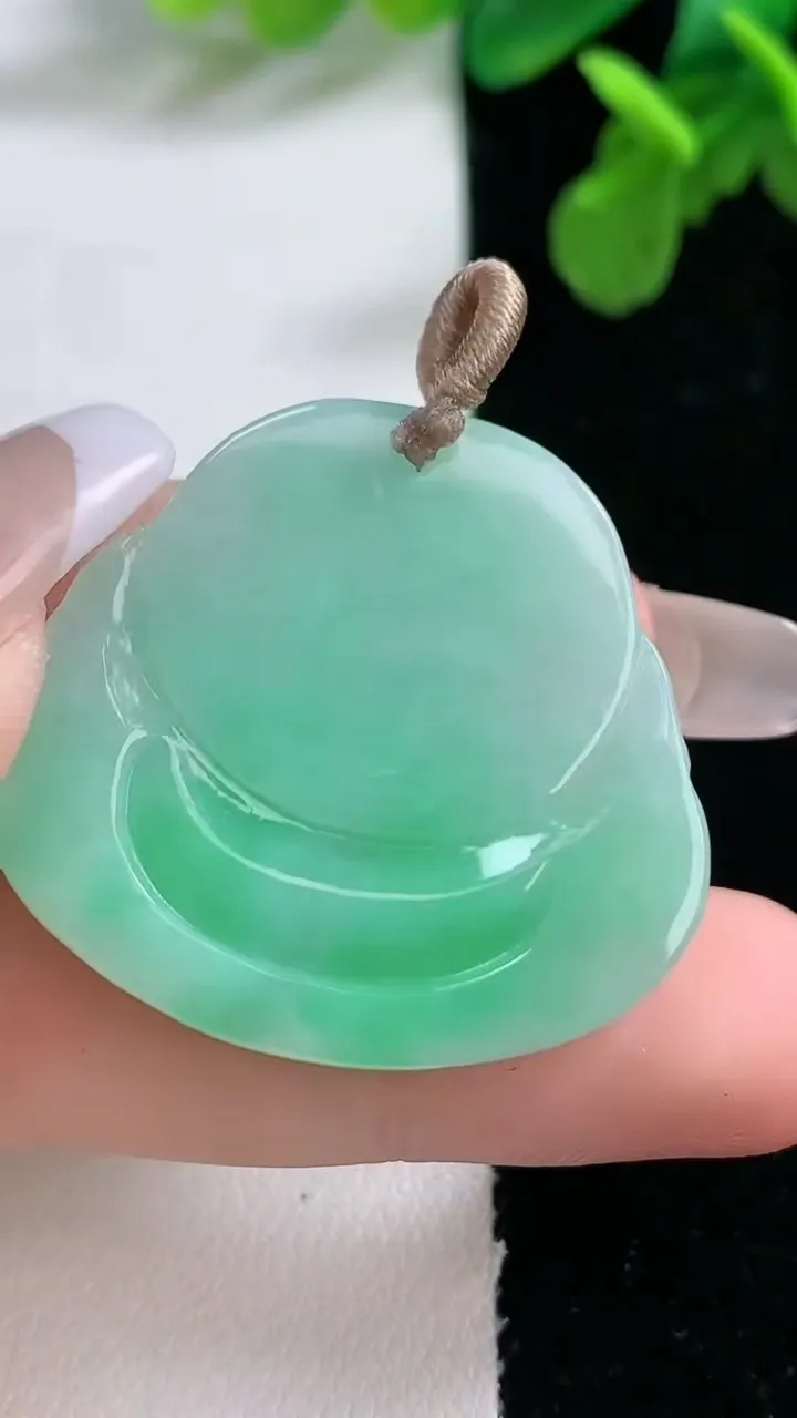 天然A货翡翠佛公吊坠，尺寸31.6-35-5.3，重量:10.50g
1月1日