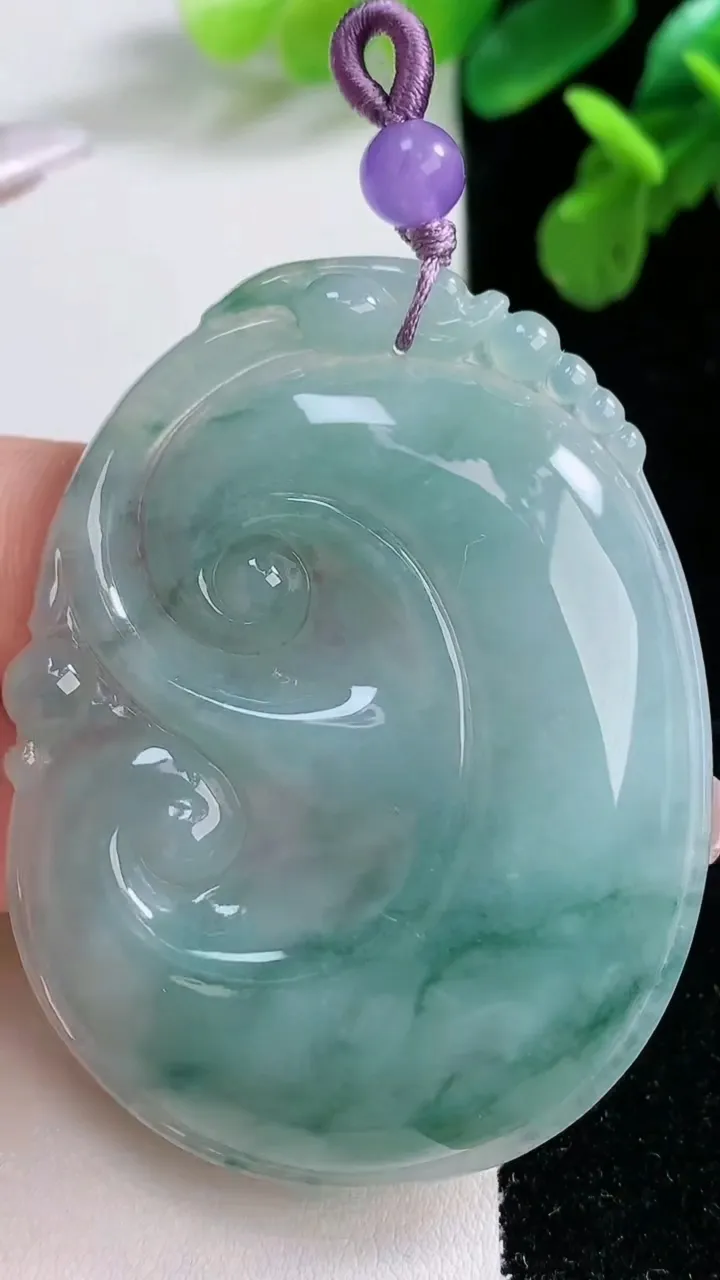 天然A货翡翠冰种飘花如意吊坠，尺寸56-42.5-6，重量:25.58g
1月1日