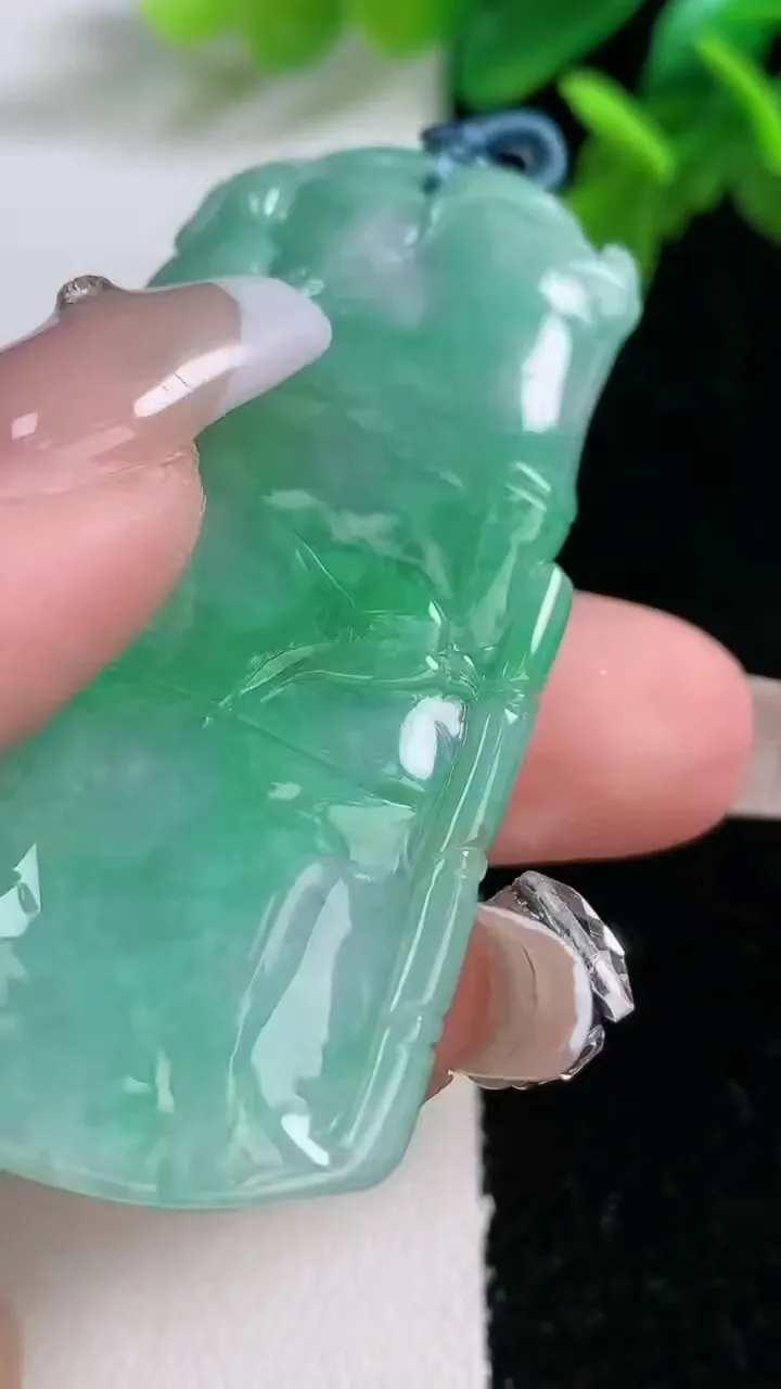 天然A货翡翠节节高升 竹节吊坠，尺寸58.8-27.8-6.2，重量:23.87g
1月1日