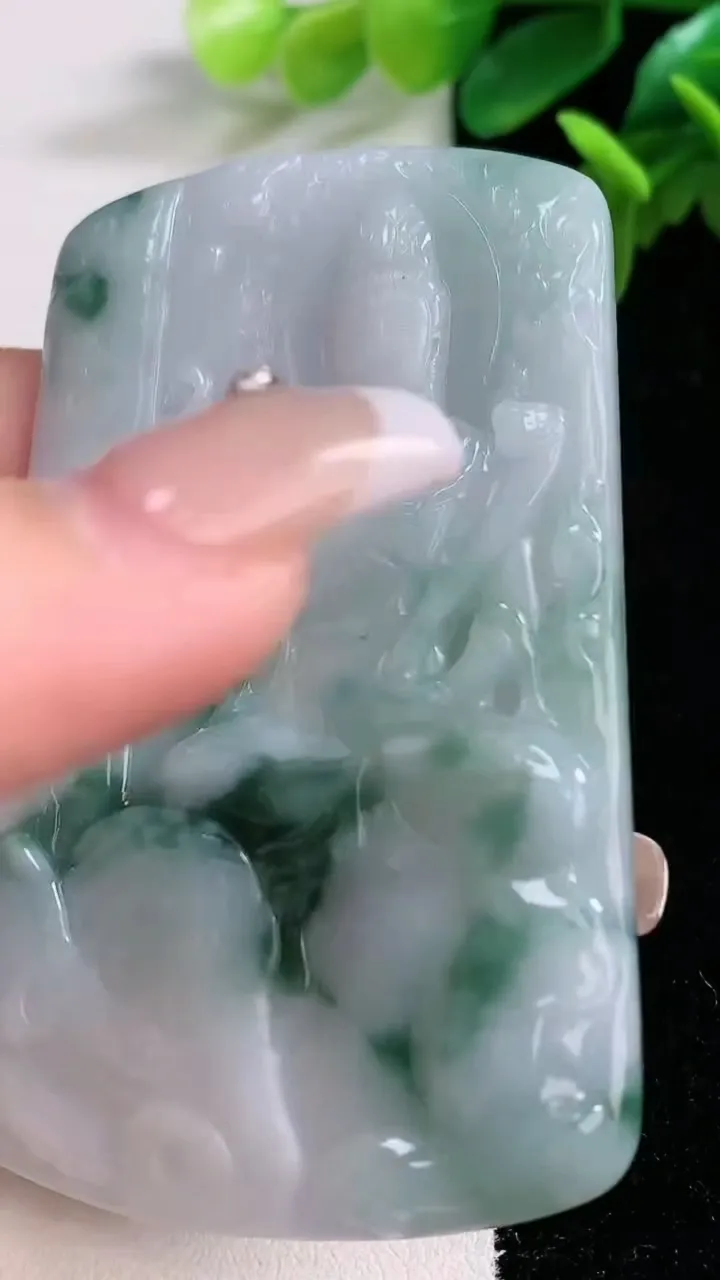 天然A货翡翠飘花普贤菩萨吊坠，尺寸70.3-43.8-5.7，重量:44.81g
1月1日