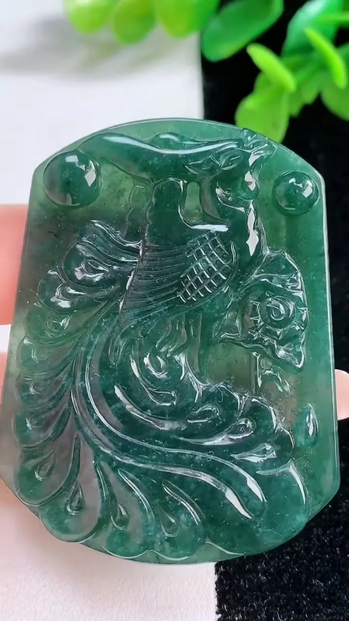 天然A货翡翠凤凰吊坠，尺寸55-42.7-4.4，重量:25.88g
1月1日