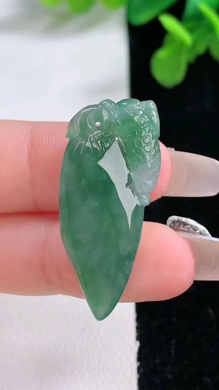 天然A货翡翠福瓜吊坠，尺寸34-14.5-5.4，重量:4.65g
1月1日