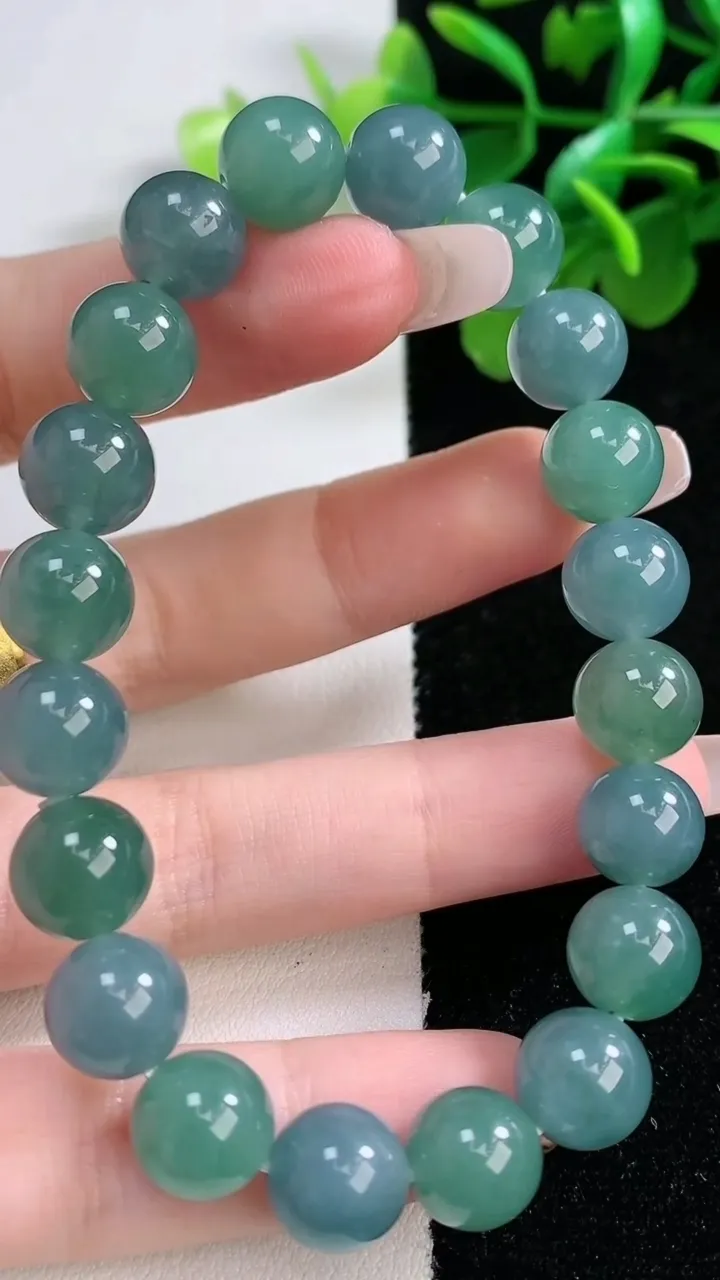 天然A货翡翠双彩蓝水圆珠手串20颗，尺寸9.8，重量:32.93g1月1日
工厂直销收藏佳品,种好水足，色泽均匀，有种有色，上手高大气！