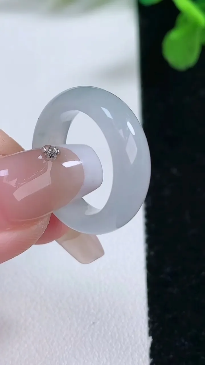 天然A货翡翠指环 戒指，尺寸16-6-3.4，重量:4.08g2026年1月1日
工厂直销收藏佳品,种好水足，色泽均匀，有种有色，上手高大气！