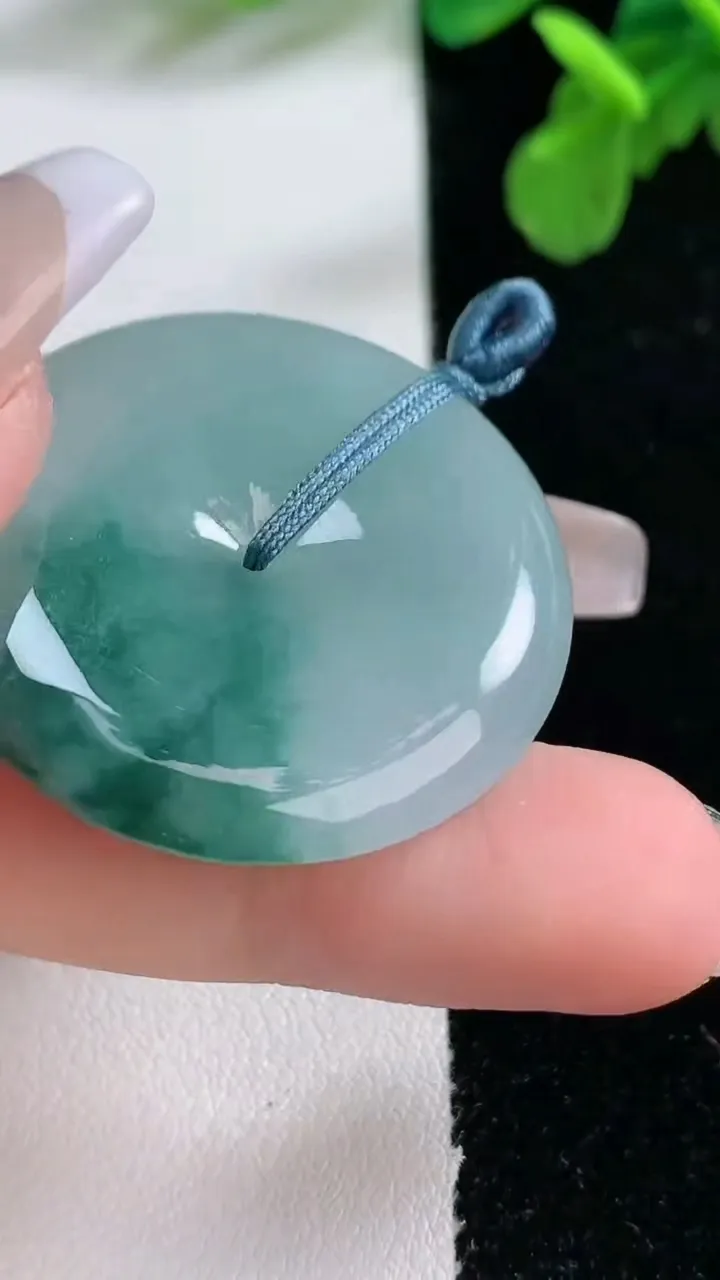 天然A货翡翠冰种飘花平安扣吊坠，尺寸34.2-5.6，重量:14.86g
1月1日