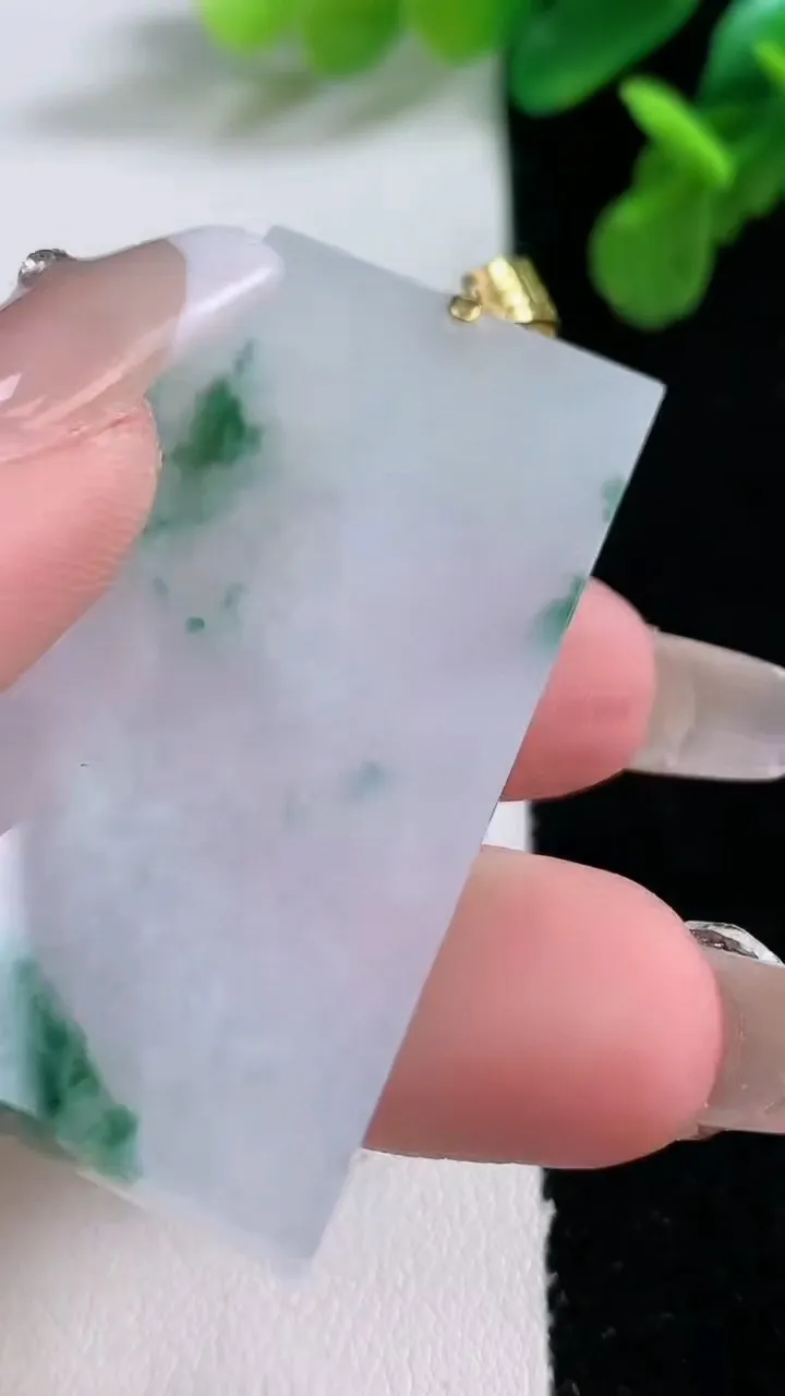 天然A货翡翠种飘花无事牌吊坠，尺寸50.4-27.8-3.7，重量:16.95g
1月1日