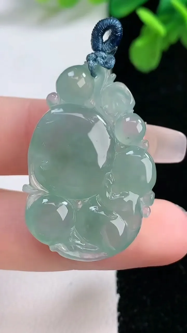 天然A货翡翠生肖猴吊坠，尺寸36-23.3-6，重量:8.27g
1月1日