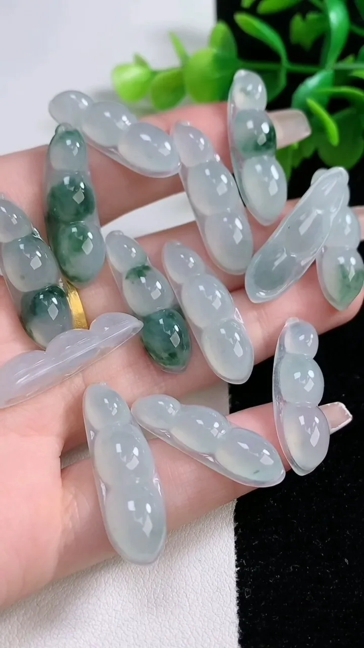 天然A货翡翠冰种飘花福豆吊坠一手，尺寸30.7-9.4-5.4，重量:34.40g
1月1日