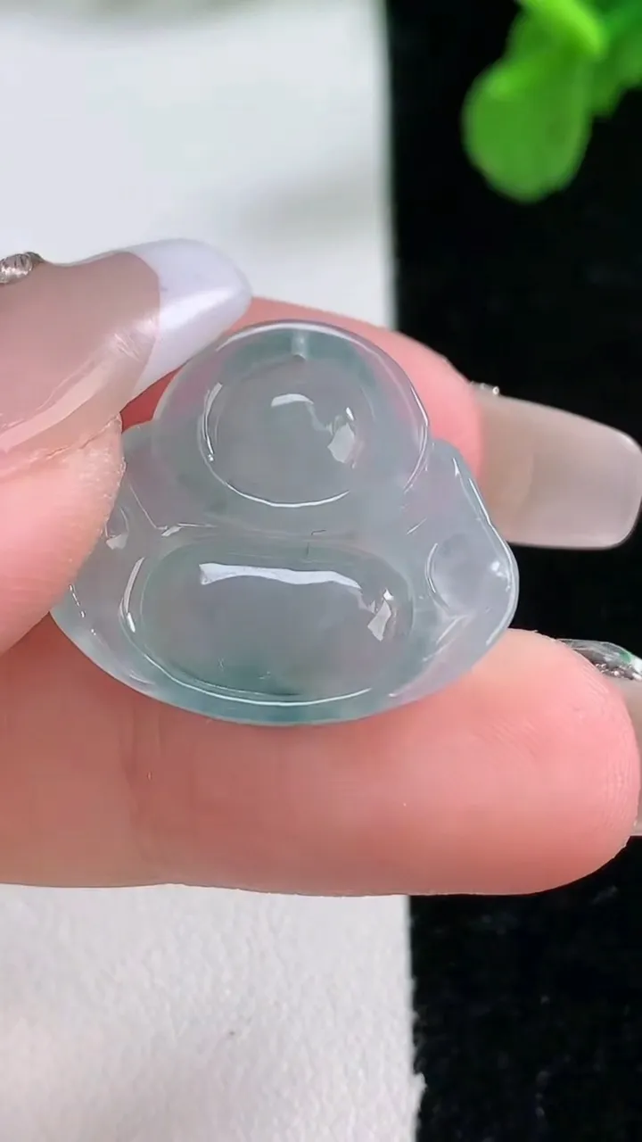 天然A货翡翠冰种飘花佛公吊坠，尺寸19.8-22.7-5，重量:3.34g
1月1日