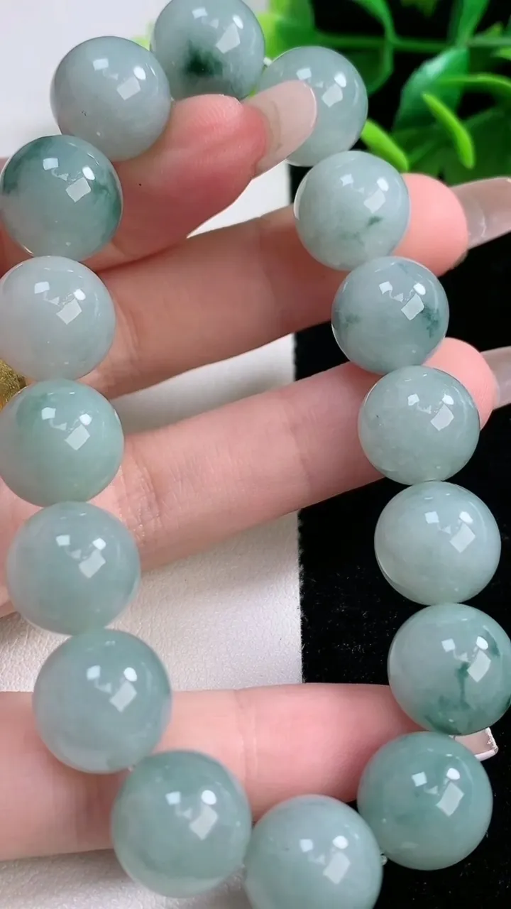 天然A货翡翠飘花圆珠手串16颗，尺寸12.7，重量:57.39g1月1日
工厂直销收藏佳品,种好水足，色泽均匀，有种有色，上手高大气！