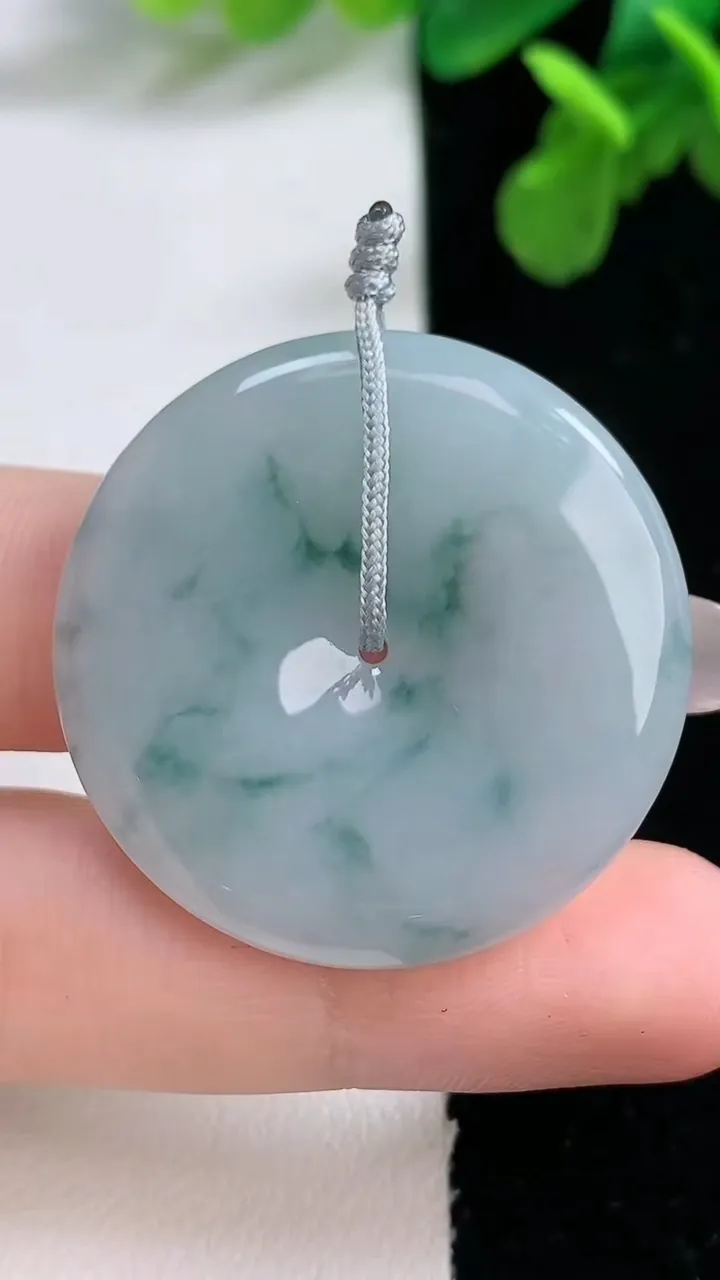 天然A货翡翠冰种飘花平安扣吊坠，尺寸33.4-4.5，重量:11.49g
1月1日