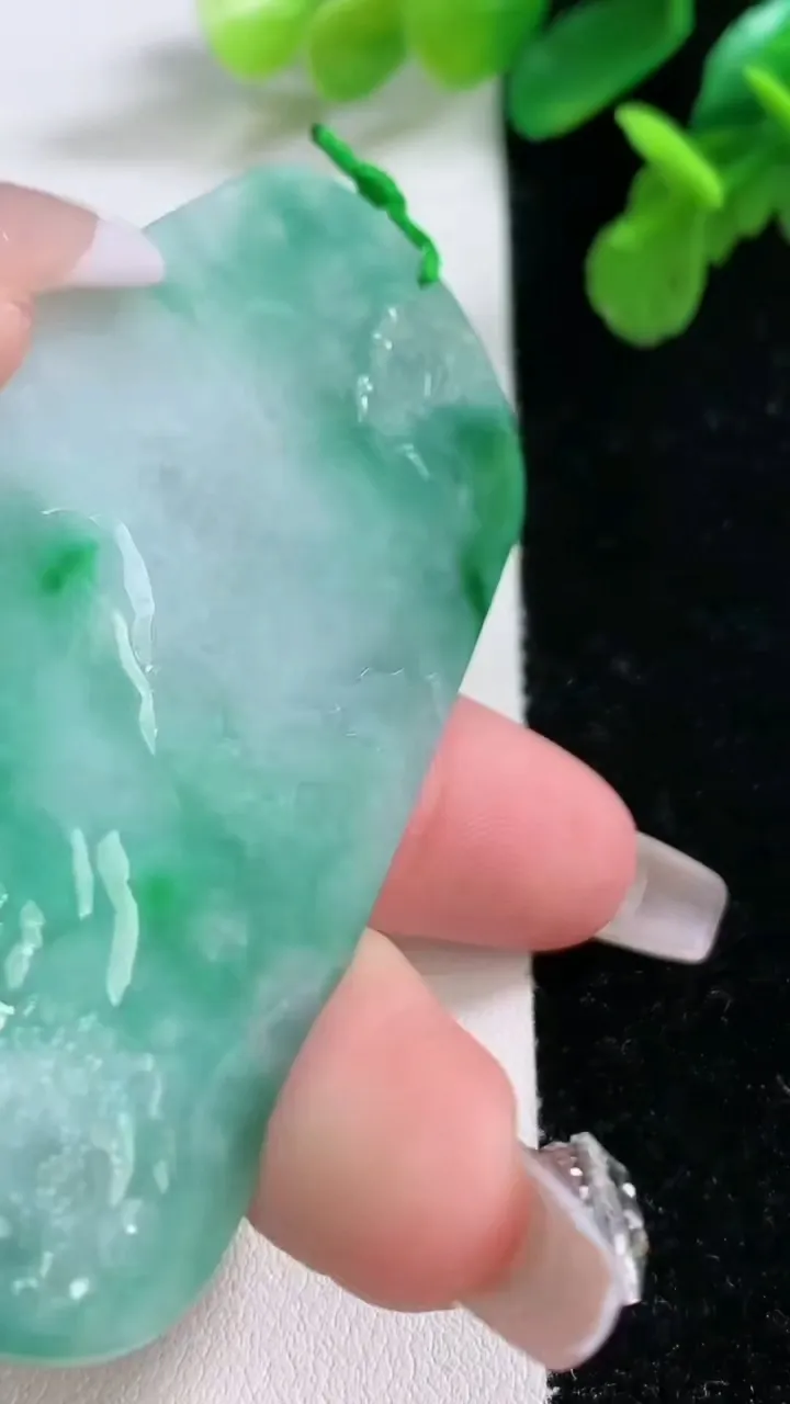 天然A货翡翠山水牌吊坠，尺寸74.6-43.3-6，重量:39.24g
1月1日