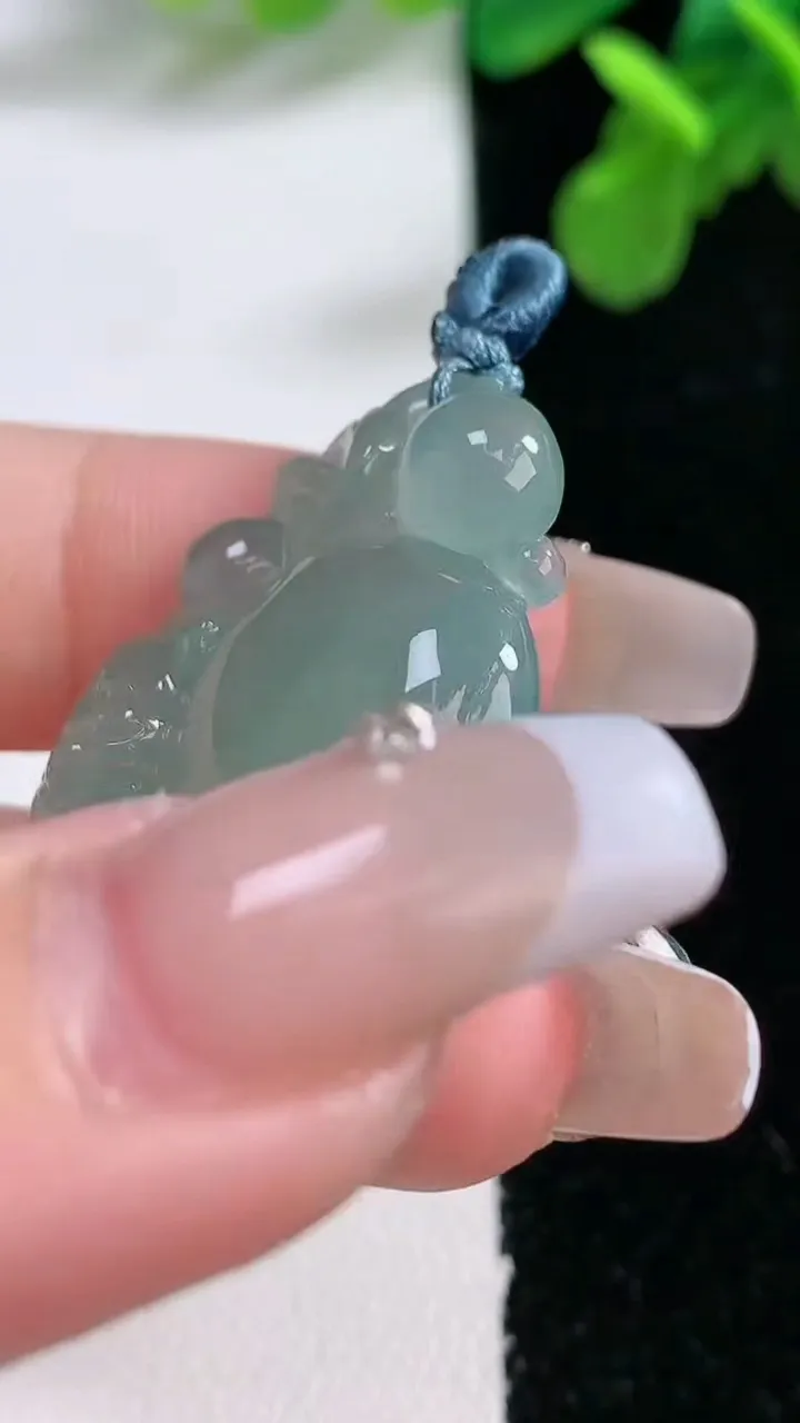 天然A货翡翠生肖猴吊坠，尺寸36-23.3-6，重量:8.27g
1月1日