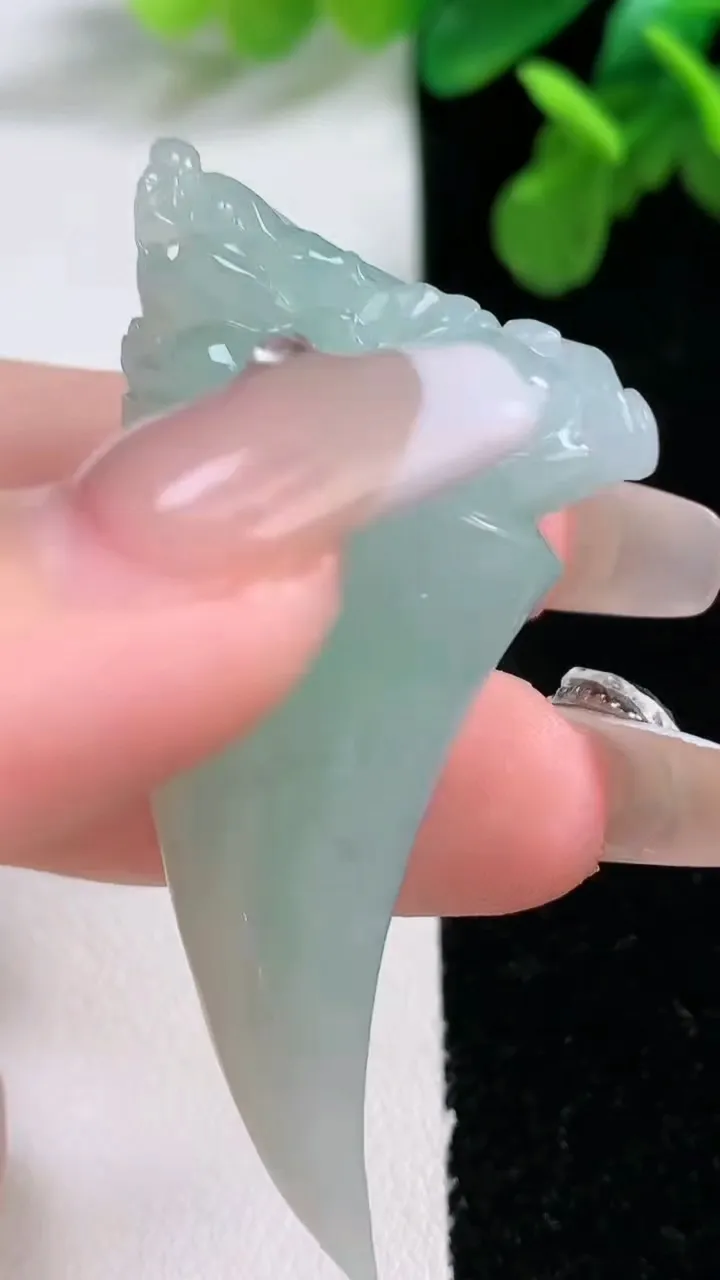 天然A货翡翠龙牙吊坠，尺寸54.4-26-12.5，重量:21.62g
1月1日