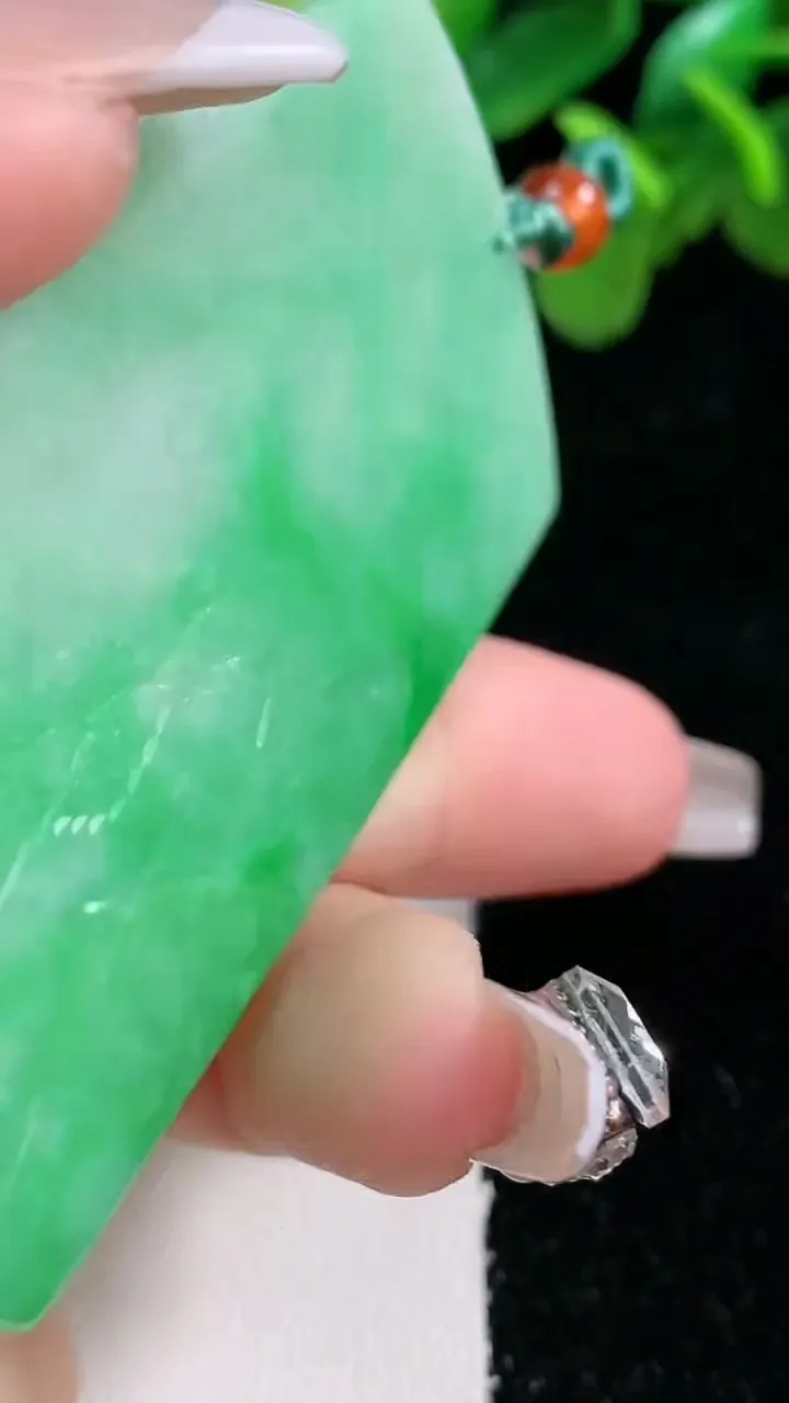 天然A货翡翠山水牌吊坠，尺寸66-38.2-4.2，重量:32.33g
1月1日