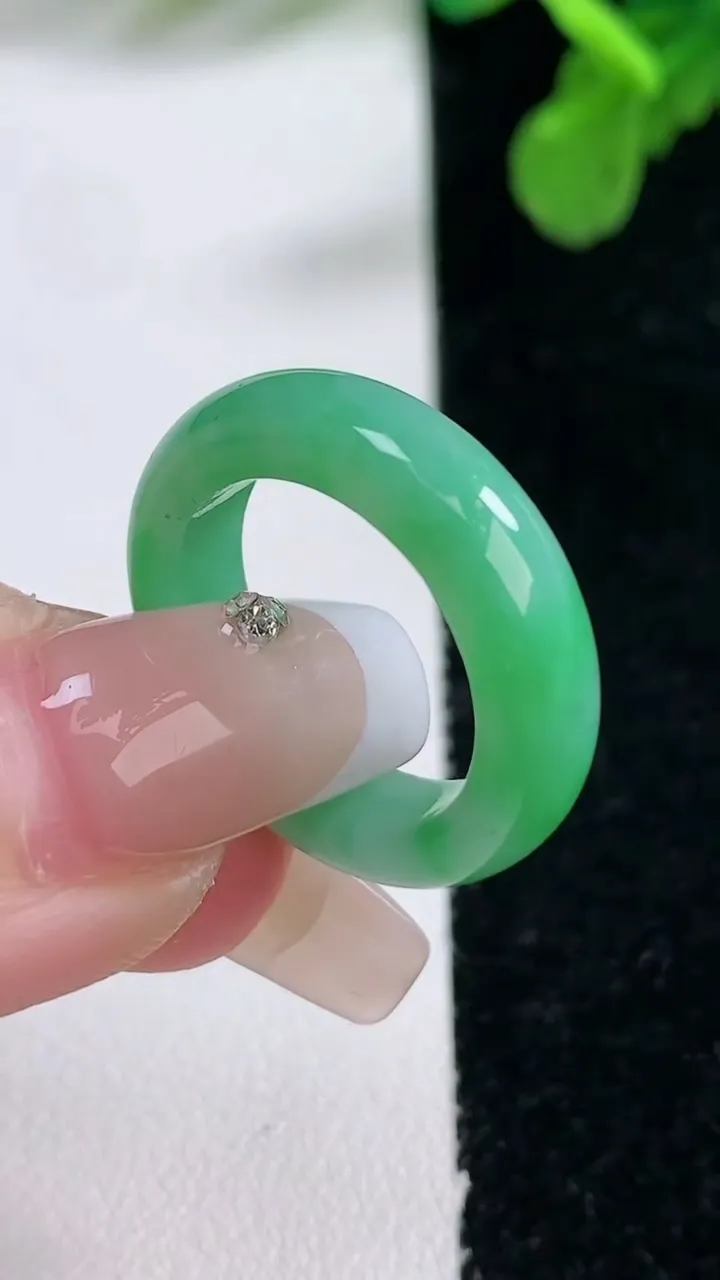 天然A货翡翠指环 戒指，尺寸17-5.6-3.7，重量:4.14g2026年1月1日
工厂直销收藏佳品,种好水足，色泽均匀，有种有色，上手高大气！