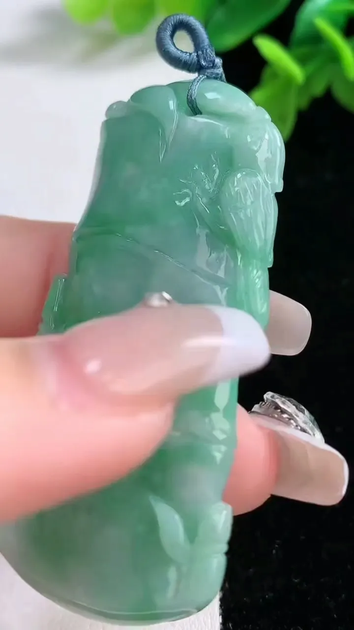 天然A货翡翠节节高升 竹节吊坠，尺寸58.8-27.8-6.2，重量:23.87g
1月1日