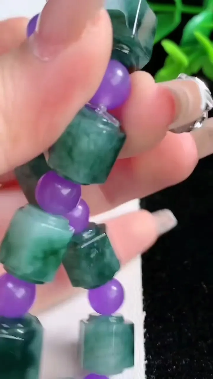 天然A货翡翠飘花路路通手串10颗，尺寸12-11，重量:44.85g1月1日
工厂直销收藏佳品,种好水足，色泽均匀，有种有色，上手高大气！