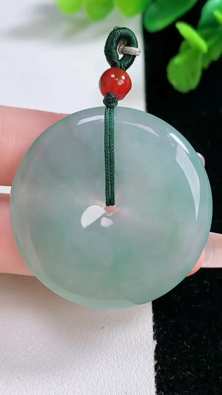 天然A货翡翠平安扣吊坠，尺寸38.3-5.6，重量:18.61g
1月1日