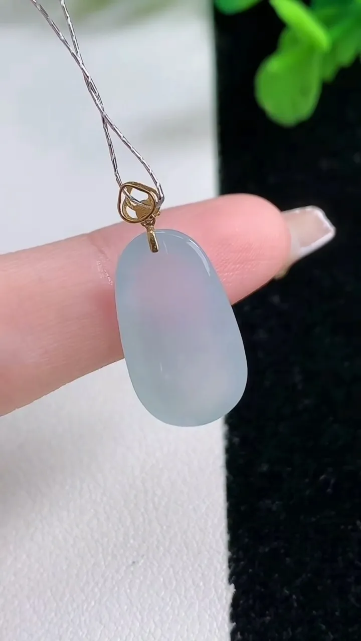 天然A货翡翠种白冰福瓜吊坠，尺寸18.5-11-6，重量:2.61g
1月1日