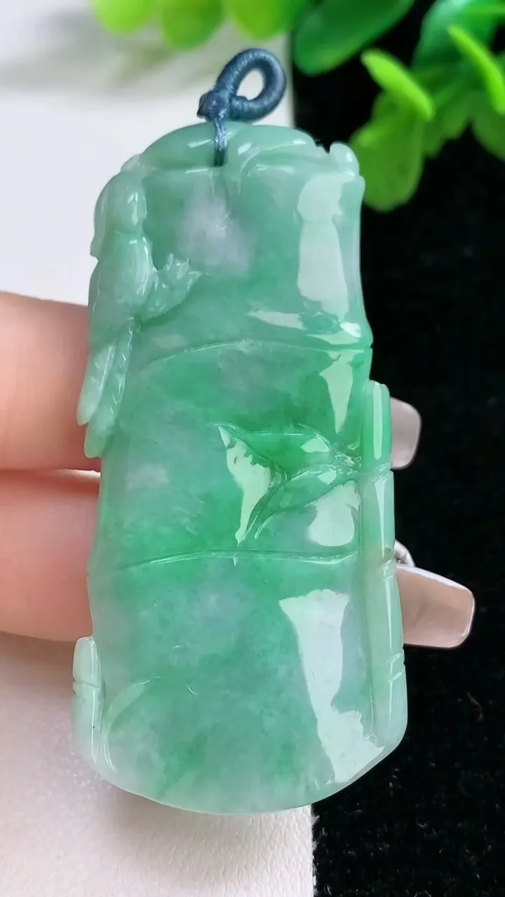 天然A货翡翠节节高升 竹节吊坠，尺寸58.8-27.8-6.2，重量:23.87g
1月1日