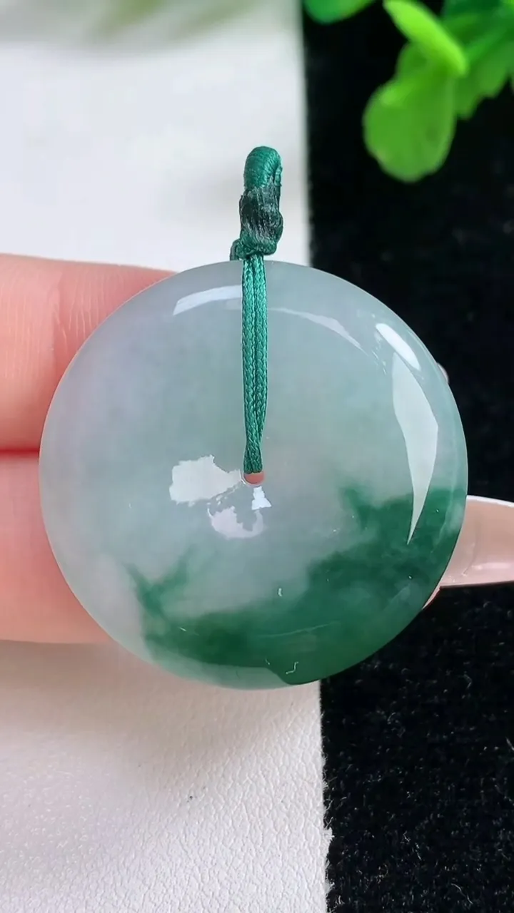 天然A货翡翠冰种飘花平安扣吊坠，尺寸31.6-5.7，重量:12.51g
1月1日