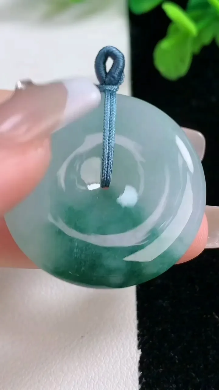 天然A货翡翠冰种飘花平安扣吊坠，尺寸34.2-5.6，重量:14.86g
1月1日