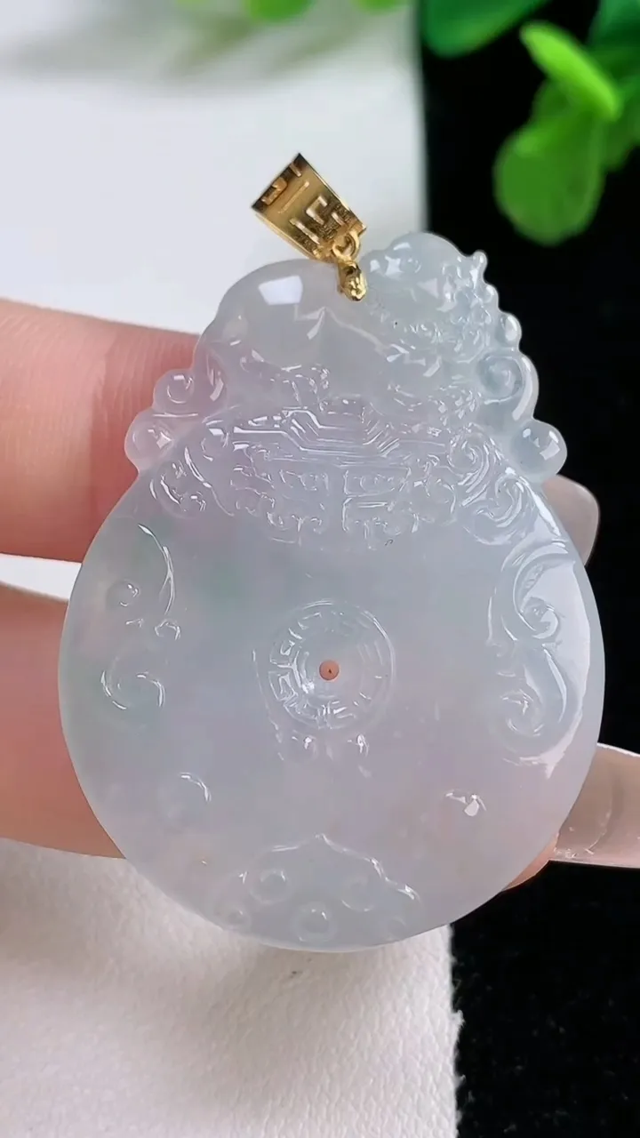 天然A货翡翠仿古平安扣吊坠，尺寸42.3-31.5-4.4，重量:12.31g
1月1日